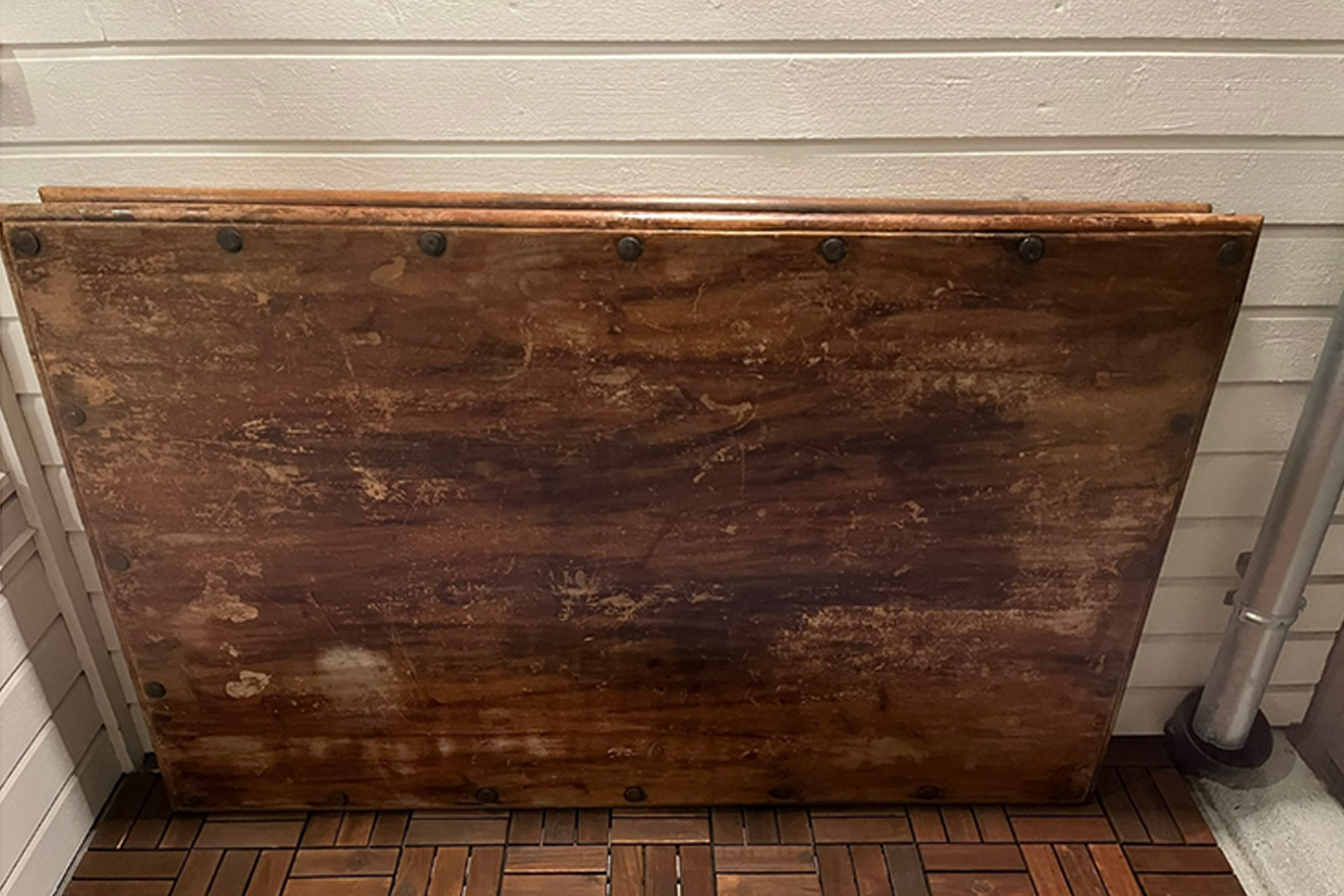 Knapp i stål og furu