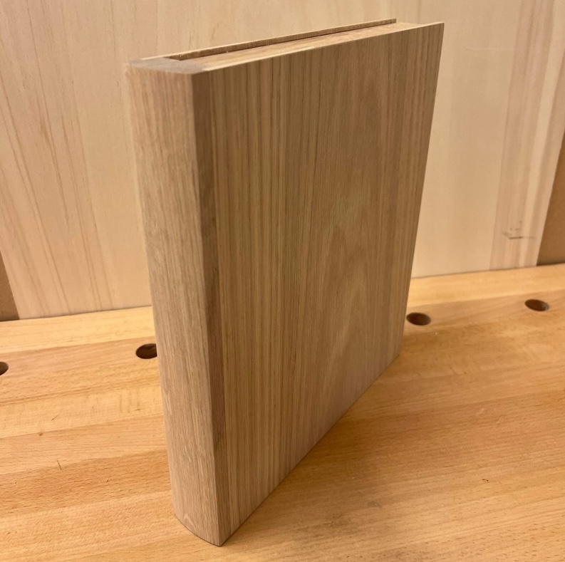 Knapp i stål og furu