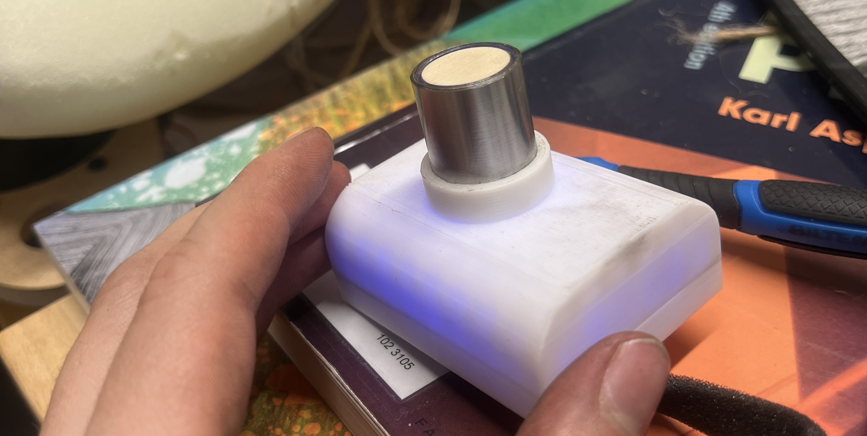 Knapp i stål og furu